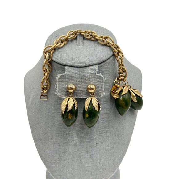 Vintage Signed NAPIER Bakelite Charm Green Acorn Bracelet Clip On Earrings Set - Picture 1 of 11